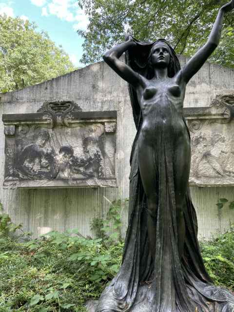 Die Schöne und der Tod: Standhaft; Alter Johannisfriedhof, Leipzig, Foto: Andreas Bubrowski